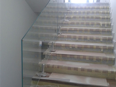 Монтаж скляних огорож для сходів